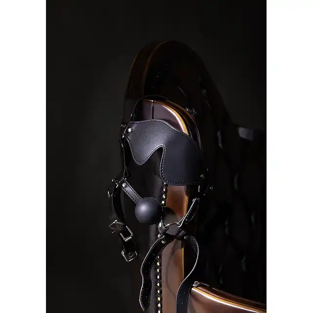 Ouch! - Blindfolded Head Mask Harness with Solid Ball - harness z opaską na oczy i gagiem. Przejmij kontrolę!