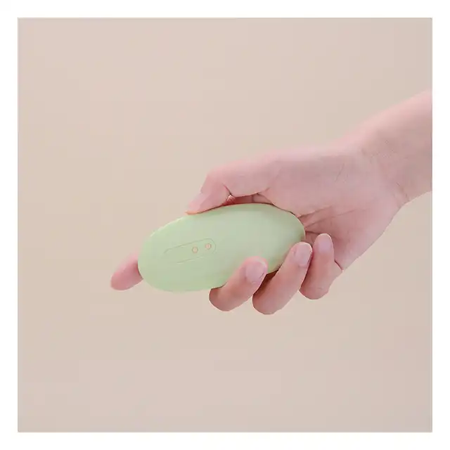Magic Motion - Nyx Smart Panty Vibrator Green. Wibrująca, zielona, zdalnie sterowana przez aplikację wkładka do majtek z funkcją budzenia. Poznaj niesamowite możliwości!