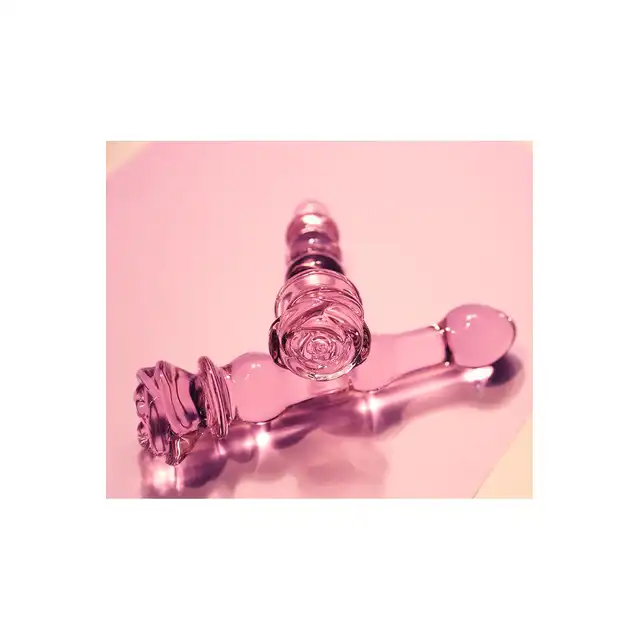 Glaze Glass - Rosebud Beaded Dildo 20 cm. Niezwykłe różowe, profilowane szklane dildo z ozdobną różyczką. Uroczy i elegancki prezent. 