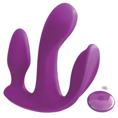 3Some - Total Ecstasy Silicone Vibrator. Potrójny, fioletowy wibrator zdalnie sterowany na pilota. Przeżyj potrójnie intensywne orgazmy. Gwarancja stymulacji odbytu, łechtaczki i punktu G!