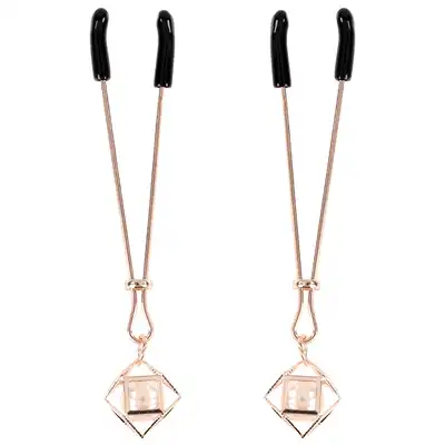 Sex &amp; Mischief - Brat Pearl Nipple Clips - unikatowe klipsy na sutki z różowego złota z perełkami. Regulowane