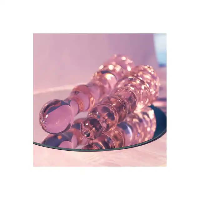 Glaze Glass - Rosebud Beaded Dildo 20 cm. Niezwykłe różowe, profilowane szklane dildo z ozdobną różyczką. Uroczy i elegancki prezent. 