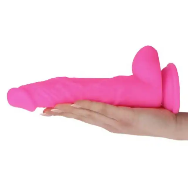 Real Safe - Long Stocky Dildo Pink. Realistyczne dildo z naturalnymi jądrami, żołędzią i żyłami. Odkryj autentyczność przyjemności