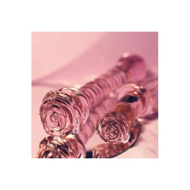 Glaze Glass - Rosebud Spiral G-spot Dildo. Teksturowane  spiralnie różowe szklane dildo do stymulacji punktu G ozdobione szklaną różyczką