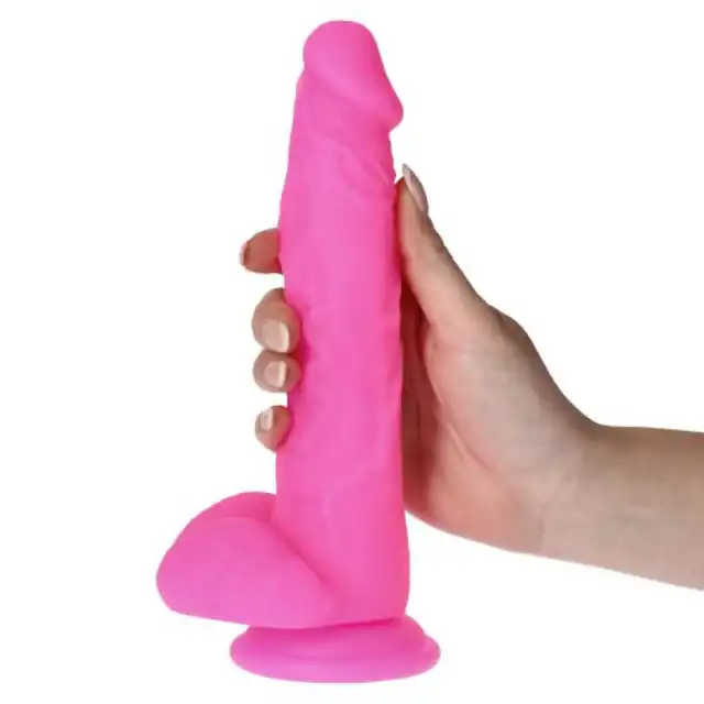 Real Safe - Long Stocky Dildo Pink. Realistyczne dildo z naturalnymi jądrami, żołędzią i żyłami. Odkryj autentyczność przyjemności