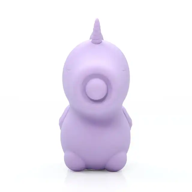 Unihorn - Karma Vibrator Lilac. Uroczy, fioletowy stymulator łechtaczki w kształcie jednorożca z trybami pulsacji i wibracji. Niech dzieje się magia!