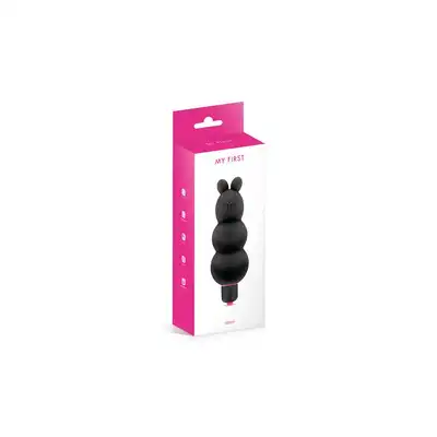 My First - Teddy Black. Wyjątkowy, niewielki wibrator w kształcie misia, który łączy zmysłową przyjemność z uroczym designem, oferując 7 trybów wibracji