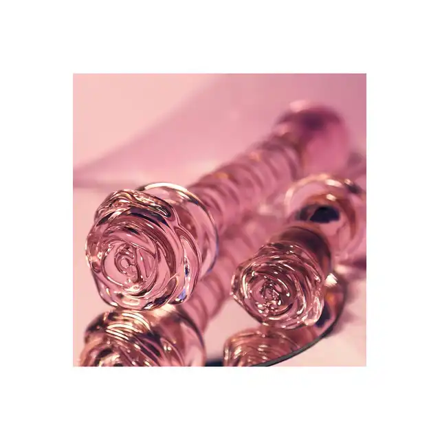 Glaze Glass - Rosebud Spiral G-spot Dildo. Teksturowane  spiralnie różowe szklane dildo do stymulacji punktu G ozdobione szklaną różyczką