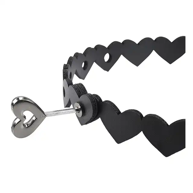Sex &amp; Mischief - Heart Day Collar. Czarna obroża na szyję z serduszkami, choker z miękkiej sztucznej skóry z kluczykiem w kształcie serduszka