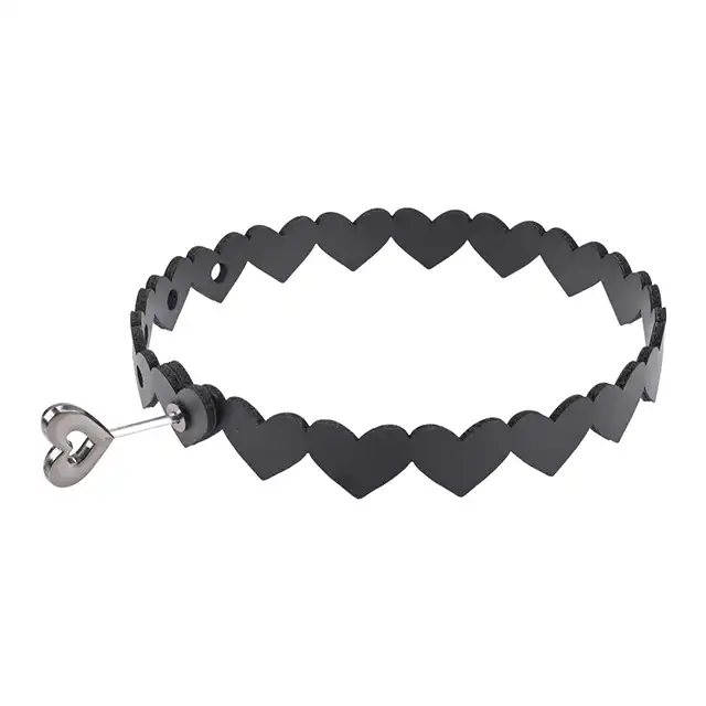 Sex &amp; Mischief - Heart Day Collar. Czarna obroża na szyję z serduszkami, choker z miękkiej sztucznej skóry z kluczykiem w kształcie serduszka