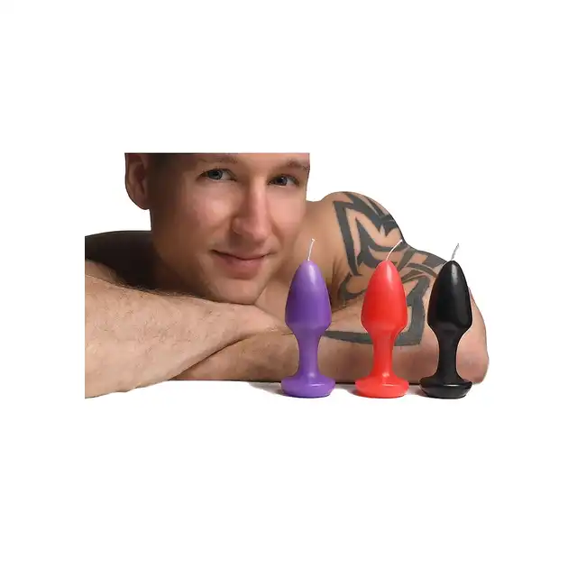 Master Series - Kink Inferno Drip Candles Black/Purple/Red. Zestaw kolorowych świec do BDSM w kształcie plugów analnych. Doskonały pomysł na urozmaicenie waszej sesji. 
