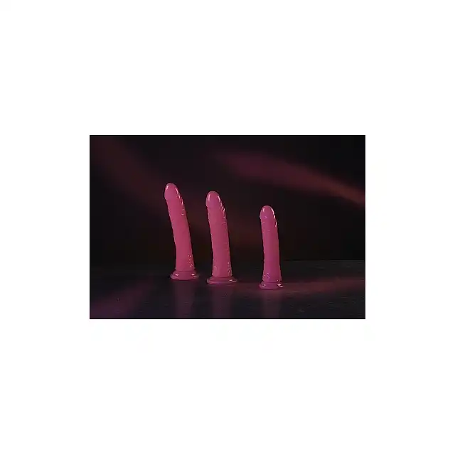 RealRock - Slim Dildo 6" Pink. Realistyczne dildo o zmniejszonej średnicy z przyssawką w podstawie, różowy nieporowaty materiał
