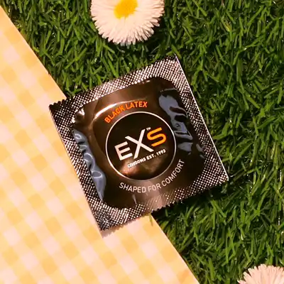 EXS - Black Latex 1szt. Czarne prezerwatywy lateksowe na sztuki, bezzapachowe i bezsmakowe, rozszerzana końcówka dla lepszego dopasowania, 1 sztuka