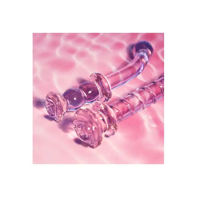 Glaze Glass - Rosebud Spiral G-spot Dildo. Teksturowane  spiralnie różowe szklane dildo do stymulacji punktu G ozdobione szklaną różyczką