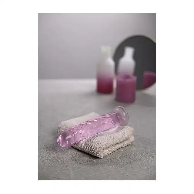 RealRock - Crystal Clear 7" Pink. Realistyczne dildo z przyssawką w podstawie, przezroczysty materiał o delikatnym różowym zabarwieniu