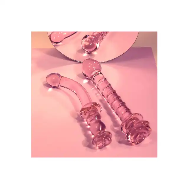 Glaze Glass - Rosebud Spiral G-spot Dildo. Teksturowane  spiralnie różowe szklane dildo do stymulacji punktu G ozdobione szklaną różyczką