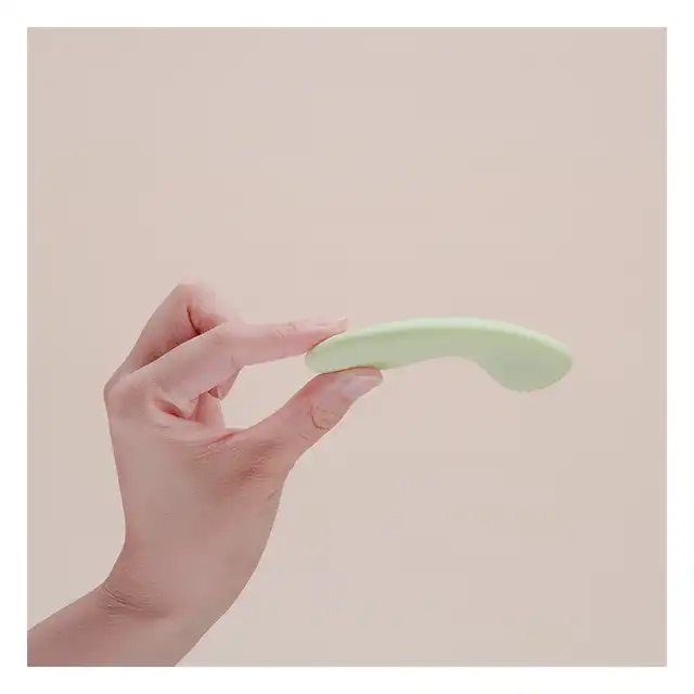 Magic Motion - Nyx Smart Panty Vibrator Green. Wibrująca, zielona, zdalnie sterowana przez aplikację wkładka do majtek z funkcją budzenia. Poznaj niesamowite możliwości!
