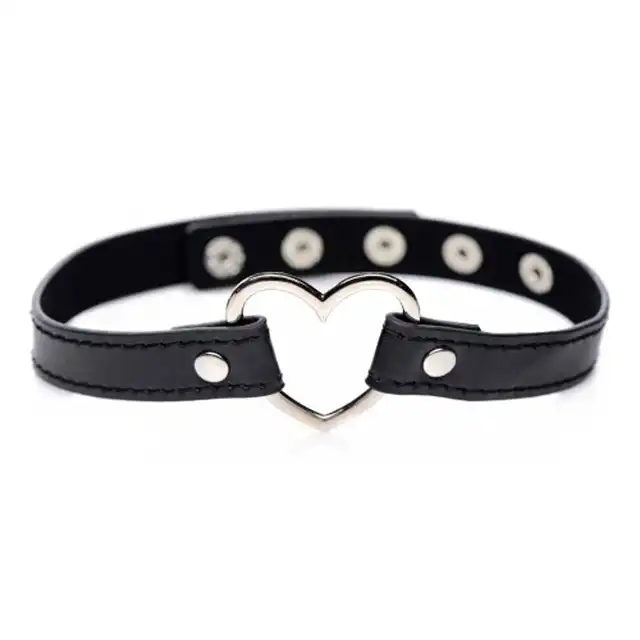 Master Series - Dark Heart Choker. Czarna skórzana obroża z zbudowanym serduszkiem, srebrne wykończenie i dodatki, wegańska skóra