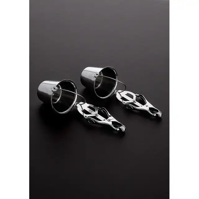 Shots Steel - 2 Nipple Clamps With Buckets. Motylkowe, metalowe klamerki na sutki z wiaderkami. Kontroluj obciążenie i moc nacisku