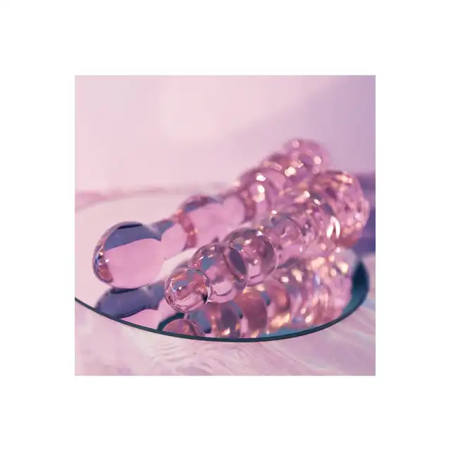 Glaze Glass - Rosebud Beaded Dildo 20 cm. Niezwykłe różowe, profilowane szklane dildo z ozdobną różyczką. Uroczy i elegancki prezent. 