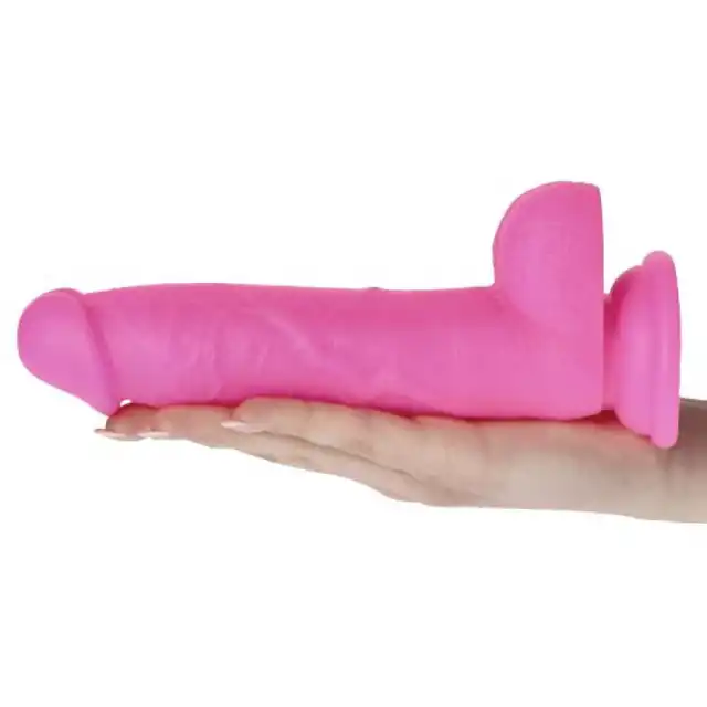 Real Safe - Brush Dildo Pink. Realistyczne dildo o naturalistycznej teksturze z elastycznego materiału. Dopracowane jądra, trzon i żołądź