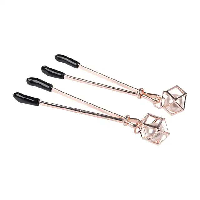 Sex &amp; Mischief - Brat Pearl Nipple Clips - unikatowe klipsy na sutki z różowego złota z perełkami. Regulowane