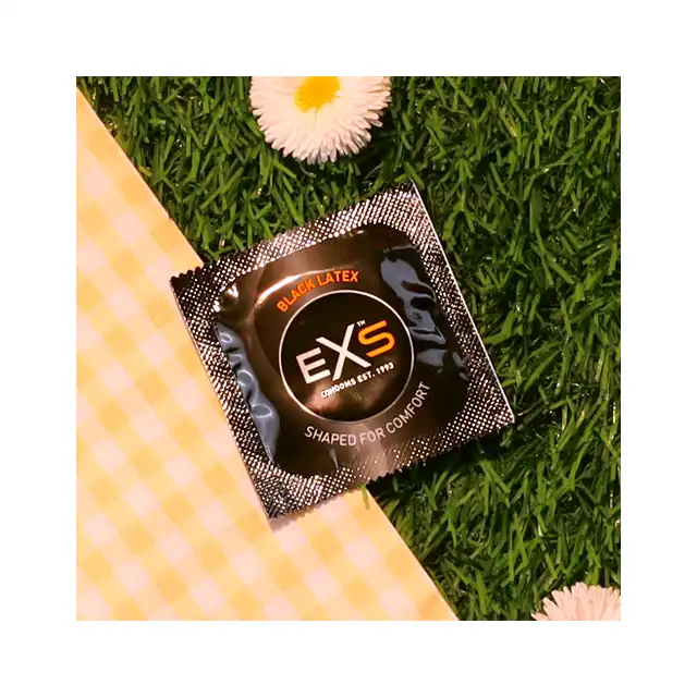 EXS - Black Latex 1szt. Czarne prezerwatywy lateksowe na sztuki, bezzapachowe i bezsmakowe, rozszerzana końcówka dla lepszego dopasowania, 1 sztuka