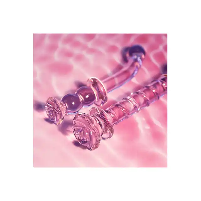 Glaze Glass - Rosebud Spiral G-spot Dildo. Teksturowane  spiralnie różowe szklane dildo do stymulacji punktu G ozdobione szklaną różyczką