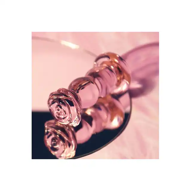 Glaze Glass - Rosebud G-Spot. Efektowne szklane dildo do stymulacji punktu G. Z elegancką szklaną różyczką 