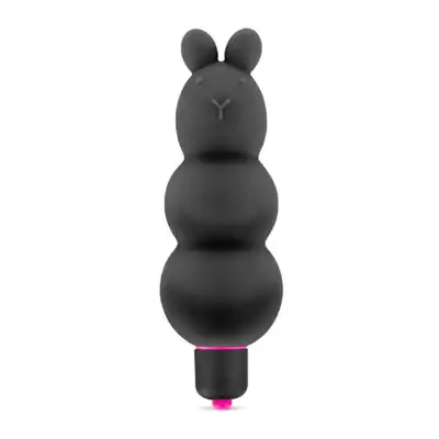My First - Teddy Black. Wyjątkowy, niewielki wibrator w kształcie misia, który łączy zmysłową przyjemność z uroczym designem, oferując 7 trybów wibracji