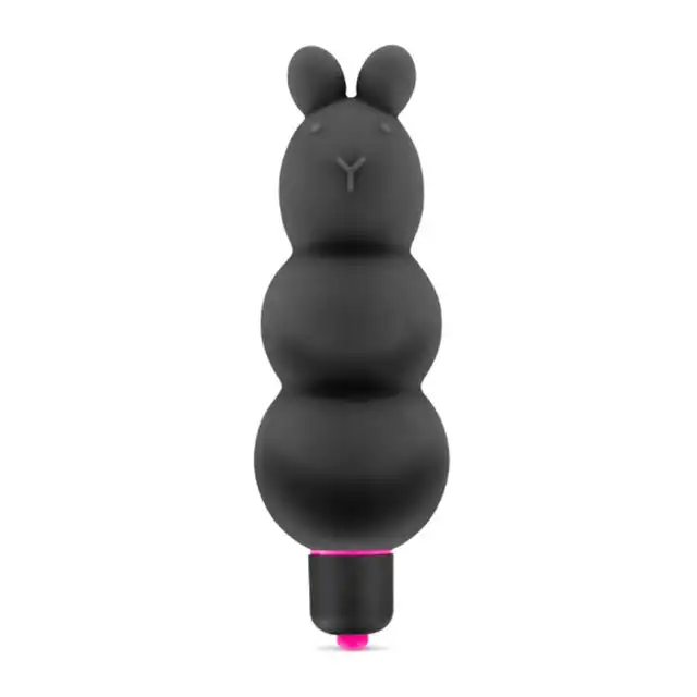 My First - Teddy Black. Wyjątkowy, niewielki wibrator w kształcie misia, który łączy zmysłową przyjemność z uroczym designem, oferując 7 trybów wibracji