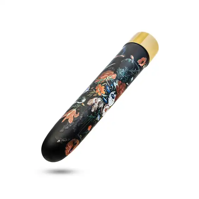 The Collection -  Bountiful 7 Vibe Flora USB. Klasyczny, czarny wibrator z 10 trybami wibracji i ponadczasowym motywem malarskim eleganckich kwiatów. Elegancja, klasa i zmysłowość w jednym. 