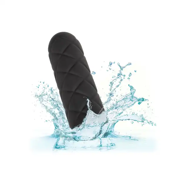 CalExotics - Raven Quilted Seducer. Mini wibrator o pikowanym wykończeniu z 10 ekscytującymi trybami wibracji i funkcją blokady w podróży