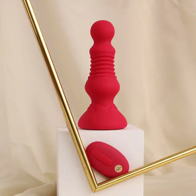 Rosegasm - Remote Thrusting Rosebud Buttplug. Elegancka i nowoczesna wtyczka analna na pilota z opcją wibracji i ruchu posuwistego z dekoracją róży. Przenieś się do krainy zmysłów. 