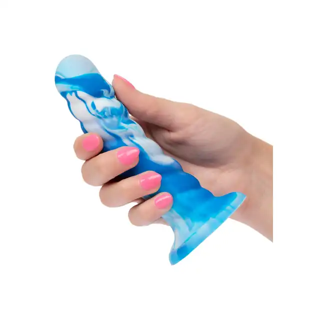 CalExotics - Twisted Ribbed Probe Blue. Silikonowe dildo w niebieskim kolorze z przyssawką w podstawie, zapewniające eksplorację pełną stymulacji