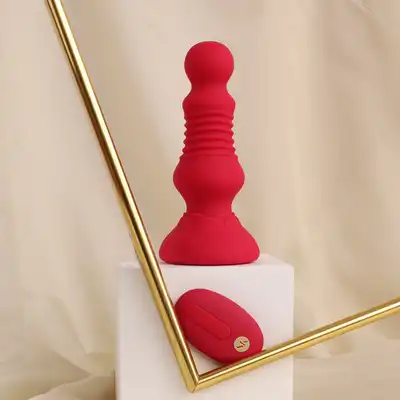 Rosegasm - Remote Thrusting Rosebud Buttplug. Elegancka i nowoczesna wtyczka analna na pilota z opcją wibracji i ruchu posuwistego z dekoracją róży. Przenieś się do krainy zmysłów. 