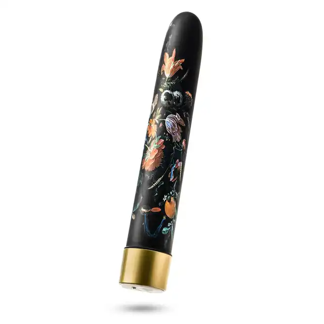 The Collection -  Bountiful 7 Vibe Flora USB. Klasyczny, czarny wibrator z 10 trybami wibracji i ponadczasowym motywem malarskim eleganckich kwiatów. Elegancja, klasa i zmysłowość w jednym. 