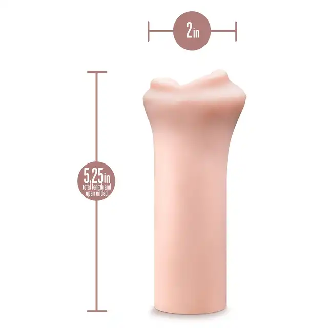 Blush - Enlust Candi Beige. Masturbator o realistycznym kształcie ust modelki AI, z żebrowaniem symulującym głębokie gardło, miękki i ciasny rękaw stymulacyjny