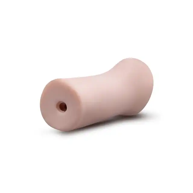 Blush - Enlust Candi Beige. Masturbator o realistycznym kształcie ust modelki AI, z żebrowaniem symulującym głębokie gardło, miękki i ciasny rękaw stymulacyjny