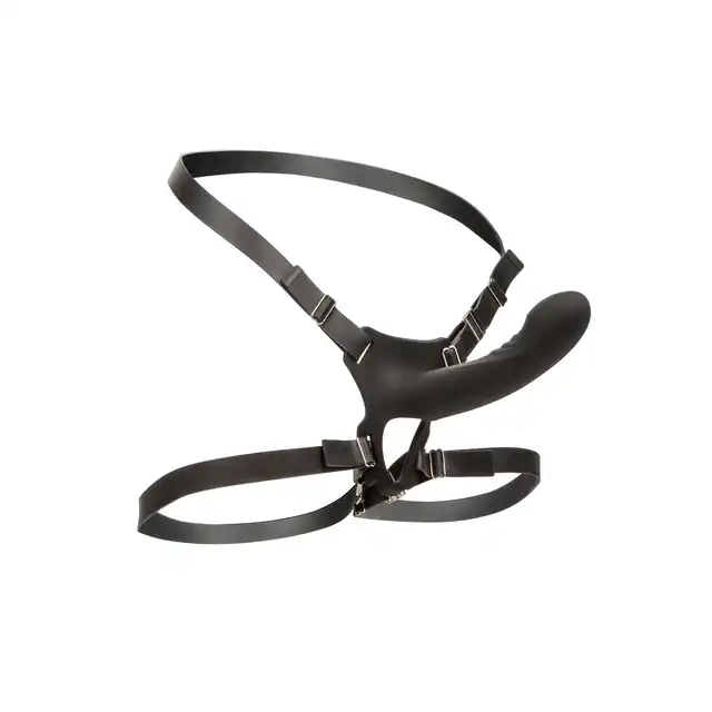 CalExotics - Boundless Rechargeable Harness. Wibrujący strapon z regulowaną uprzężą na biodra i uda, wielofunkcyjna przygoda pełna intensywnych wrażeń