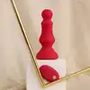 Rosegasm - Remote Thrusting Rosebud Buttplug. Elegancka i nowoczesna wtyczka analna na pilota z opcją wibracji i ruchu posuwistego z dekoracją róży. Przenieś się do krainy zmysłów. 