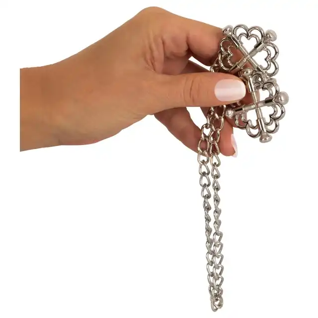 Bad Kitty - Nipple Jewellery With Metal Chain. Regulowane klamerki na sutki z łańcuszkiem, doskonała kombinacja elegancji i funkcjonalności