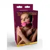 Taboom - Malibu Rose Ball Gag Pink. Knebel w kształcie róży, zapewnia bezpieczne i komfortowe dopasowanie, zwiększając poczucie bezradności i podniecenia fizycznego