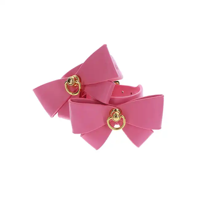 Taboom - Malibu Wrist Cuffs Pink. Różowe mankiety z uroczą kokardką i pozłacanymi detalami, łączące w sobie styl i przyjemność, zapewniające regulowane dopasowanie