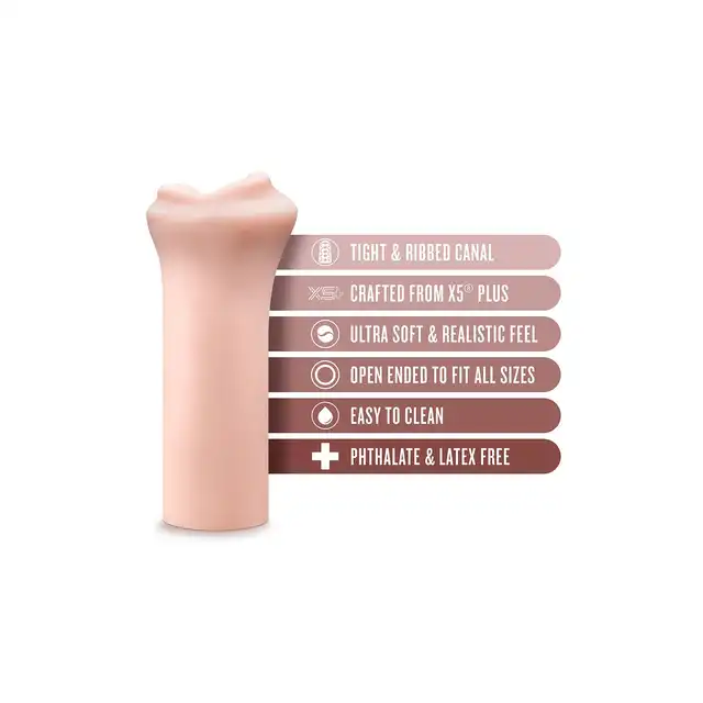 Blush - Enlust Candi Beige. Masturbator o realistycznym kształcie ust modelki AI, z żebrowaniem symulującym głębokie gardło, miękki i ciasny rękaw stymulacyjny
