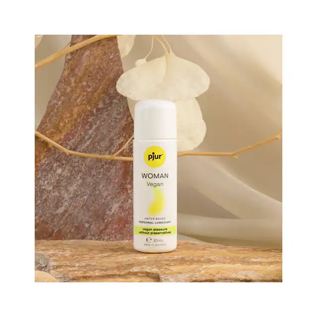 Pjur - Women Vegan Waterbased 30ml. Wegański lubrykant, formuła opracowana specjalnie dla kobiet, zawiera 100% wegańskie składniki
