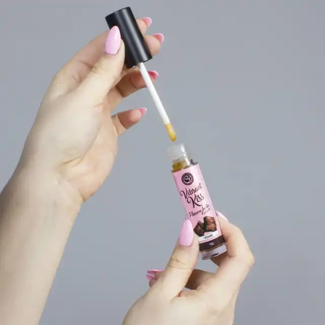 Secret Play - Lip Gloss Vibrant Kiss Brownie. Stymulujący błyszczyk o apetycznym smaku brownie, fale wibracyjne wywołujące mrowienie, pobudza zmysły i zwiększ przyjemność
