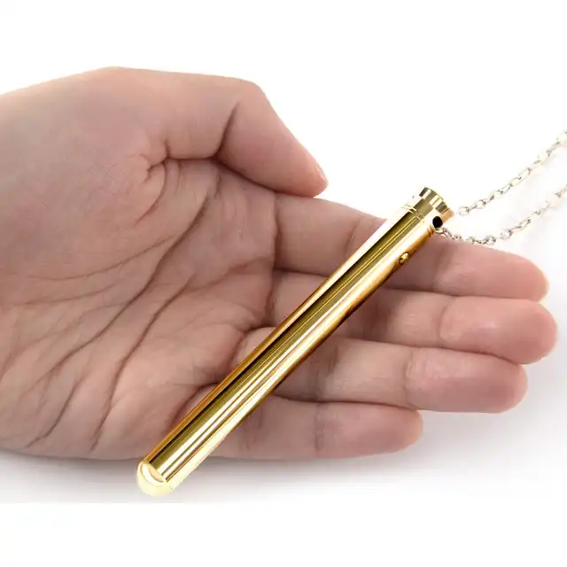 Le Wand - Vibrator Necklace Gold. Elegancki złoty wibrator w formie naszyjnika. Luksusowy naszyjnik z wibratorem o podłużnym kształcie