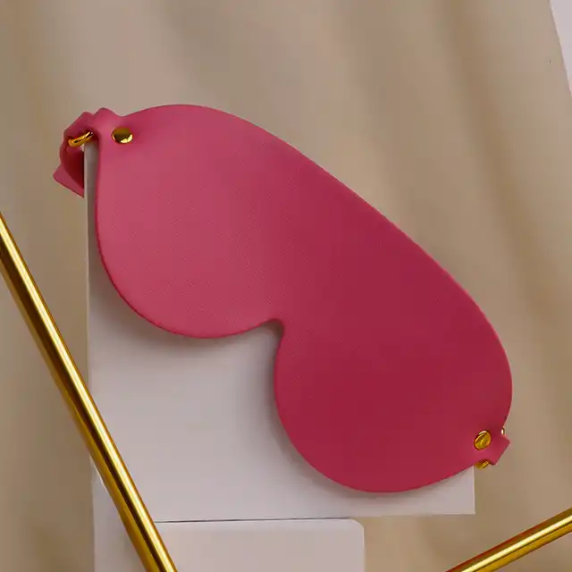 Taboom - Malibu Blindfold Pink. Elegancka różowa opaska na oczy wykonana z wegańskiej skóry PU, ogranicza widzenie i intensyfikuje zmysły