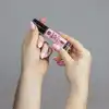 Secret Play - Lip Gloss Vibrant Kiss Cola. Stymulujący błyszczyk o orzeźwiającym smaku coli, fale wibracyjne wywołujące mrowienie, pobudza zmysły i zwiększ przyjemność
